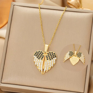 परी पंख वाले दो पंखों के दिल के आकार को हीरे और काले जिरकोनियम पत्थर स्टेनलेस स्टील हार - Product Image 1