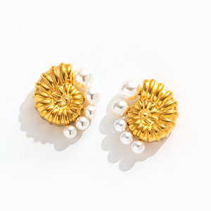 Joolim - Pendientes de Perlas en Espiral con Degradado, Chapados en Oro de 18K, Resistentes al Agua y Sin Decoloración, Joyería de Acero Inoxidable al por Mayor - Product Image 1