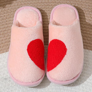 Nouvelles Pantoufles d'Hiver 2025 pour Femmes, Motif Cœur, Chaudes et Confortables, Idéales pour la Saint-Valentin, Vente en Gros - Product Image 4