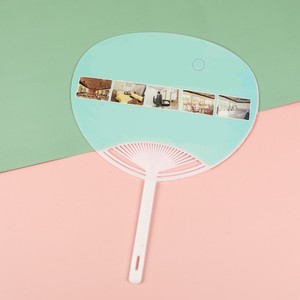 พัดลมพลาสติกขนาดเล็กพับได้พัดลมมือถือพลาสติกขนาดเล็กพับได้ทำจากพลาสติก PP ด้ามจับยาวสำหรับโฆษณาโลโก้ออกแบบได้ตามที่ต้องการ - Product Image 5