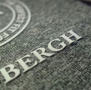 Étiquette de logo en silicone 3D de haute qualité pour vêtements, durable et écologique, résistante au lavage en machine, pour tous types de vêtements - Product Image 2