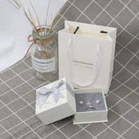 Boîtes cadeaux carrées pour bijoux, en papier gris doublé, avec nœud et motif argenté en relief, pour bagues, boucles d'oreilles, colliers et bracelets