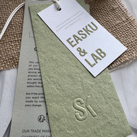Étiquettes volantes en papier gaufré de luxe personnalisées écologiques pour sacs, vêtements, chaussures