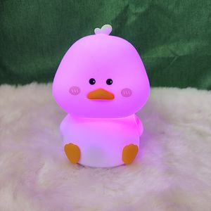 Veilleuse LED en forme de canard mignon, lampe pour enfants en silicone souple, commande tactile, changement de couleur avec mode RGB automatique, rechargeable par USB - Product Image 1