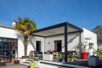 Pergola en aluminium personnalisée de haute qualité motorisée télécommande étanche toit Gazebo persiennes bois traité sous pression Style naturel