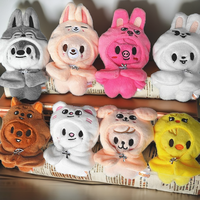 Porte-clés poupée lestée 10 cm Seoul FM Field Week avec cape, cadeau pour petit fan - Peluche super douce, rembourrage en coton PP, finition en maille lavée