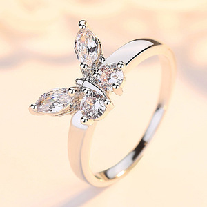 Anello a Forma di Farfalla in Cristallo per Donne, Accessorio Minimalista Romantico per Uso Quotidiano - Product Image 1