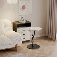 Table basse d'angle en verre, style cactus, en fer forgé, couleur crème, pour petit appartement, luxe abordable, à placer près du canapé.