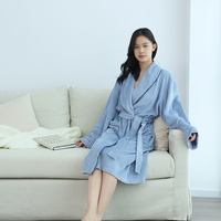 Peignoir long gaufré bleu clair pour femme avec col châle à séchage rapide et ceinture, idéal pour toutes les saisons