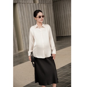 Chemise décontractée respirante en popeline tissée 85% coton superfin 15% modal, teinte unie, boutonnée, col minimaliste, manches longues classiques - Product Image 1