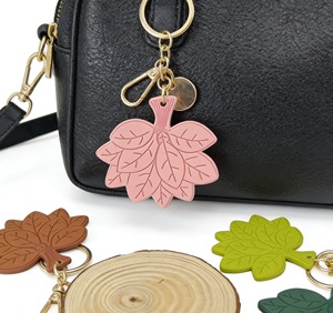 Wholesale Creative Cute PU Leather Leaves Shaped Key Chain Card Key Holder Bag Pendant Gifts Charm