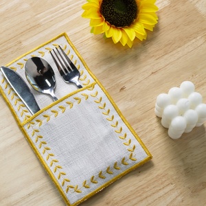 Juego de servilletas preplegadas a precio barato con borde bordado texturizado de lino de imitación al por mayor con bolsillo para cubiertos para alquiler de fiestas - Product Image 3