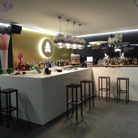 Ensemble de bar moderne et simple en Corian blanc sur mesure, comptoir de bar à cocktails et à sushis pour restaurant, club, bar à domicile et usage commercial