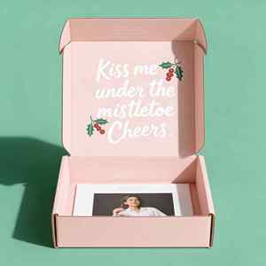 Boîte <span class=keywords><strong>en</strong></span> carton ondulé rose avec message de fête et design festif pour l'emballage de vêtements, l'expédition de colis et les cadeaux de saison - Product Image 1