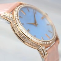 Montre pour femme de luxe haut de gamme avec cadran en nacre bleu ciel, boîtier en acier inoxydable entièrement serti de pierres, verre saphir, bracelet en cuir véritable