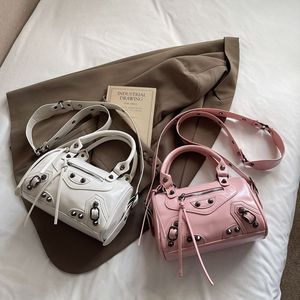 Sac à main à bandoulière unique pour femme en matériau PU doublé de coton, imperméable, avec décoration de rivets - Product Image 3