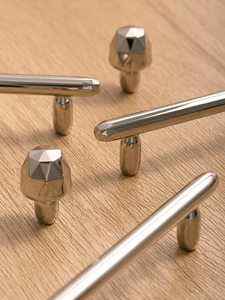Ensemble de poignées de meuble en T en titane argenté moderne avec boutons géométriques en alliage de zinc pour armoire de cuisine et penderie - Product Image 4