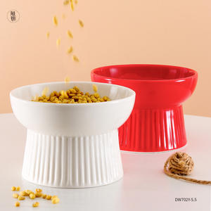Tazón de cerámica para mascotas Taoqiao DW702Y-5.5, tazón elevado para gatos con patas altas, diseño redondeado en blanco y rojo para gatos. - Product Image 2
