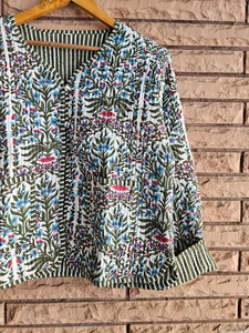 Veste Kantha matelassée en coton fait main indien, personnalisable, style patchwork, imprimé indien, gilet bohème pour femme, manteau d'hiver - Product Image 3