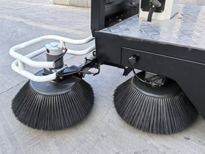 เครื่องขัดพื้นอัตโนมัติแบบนั่งขับพร้อมแบตเตอรี่ 24V/105Ah และถังน้ำยา 55 ลิตร - Product Image 4