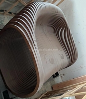 Fauteuil de salon sculptural en bois brun foncé pour salon, hall d'hôtel, espace commercial artistique