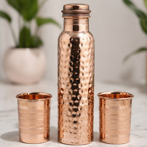 Ensemble cadeau de bouteille en cuivre martelé écologique et verre, vaisselle de voyage au design traditionnel, couvercles inclus - Product Image 1