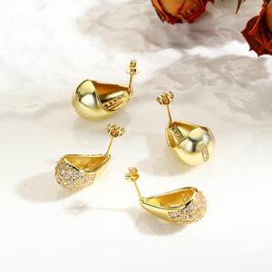 Pendientes gruesos de oro de 18 quilates chapados <span class=keywords><strong>en</strong></span> <span class=keywords><strong>latón</strong></span> con inserto <span class=keywords><strong>en</strong></span> forma de lágrima de <span class=keywords><strong>joyería</strong></span> fina de moda - Product Image 2