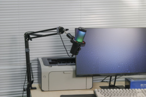 طقم ميكروفون مكثف احترافي CMTECK XM560T مع إضاءة RGB وحامل ذراع للألعاب وتسجيل البودكاست ومعدات الاستوديو - Product Image 3