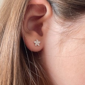 Pendientes de Botón con Mini Flor, Plata de Ley 925, Pendientes de Botón Elegantes para Bodas, Fiestas y Uso Diario, Alta Calidad - Product Image 6