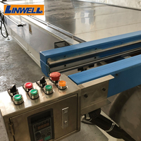 Machine de superposition et de collage de panneaux alvéolaires en aluminium pour échangeurs de chaleur et panneaux de porte, pour l'expansion des noyaux alvéolaires en aluminium