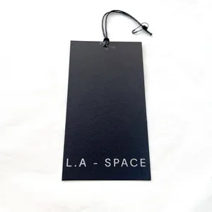 Étiquette volante personnalisée en papier mat avec logo en relief, billet à bascule avec corde en coton ciré noir et épingles pour vêtements