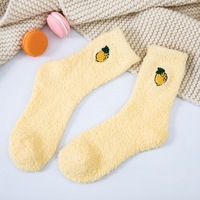 Dameskousen tot halverwege de kuit, koraalfleece, gebreide sokken, Japanse stijl, fruitborduurwerk, pluche, winter, effen kleur, dik, ademend, thermo