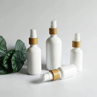 Flacon pulvérisateur rond en porcelaine blanche de haute qualité de 15 ml, 30 ml, 50 ml, 100 ml avec bouchon pulvérisateur en bambou pour emballage cosmétique