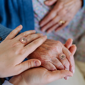 Tùy Chỉnh Của Phụ Nữ Brass 18K Mạ Vàng Lớp signet Nhẫn Khắc Trường Biểu Tượng Tốt Nghiệp Kỷ Niệm Đồ Trang Sức Cho Tốt Nghiệp - Product Image 6