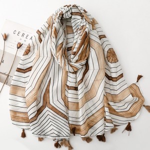 Écharpes longues et grandes pour femmes, imprimées de motifs géométriques rayés multicolores, en coton doux, avec pompons, pour l'été - Product Image 2