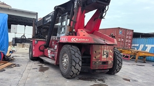 Carretilla elevadora eléctrica Kalmar DRF420, apilador de alcance de contenedor de construcción usado, capacidad de 42 toneladas, motor diésel, nueva bomba de núcleo, caja de cambios - Product Image 6