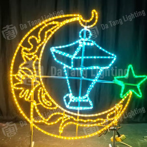 Lampes en forme de croissant de lune superposées transforment les places de festivals en attractions photographiques de Noël inoubliables pour les familles et les visiteurs - Product Image 2