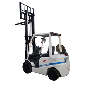 Chariot élévateur TCM FD30 d'occasion d'origine japonaise, 3 tonnes, GPL, avec pince à papier, déplaceur latéral hydraulique et pneus pleins - Product Image 1