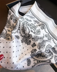Sciarpa Paisley Effetto Seta Satinata per Donne, Foulard Quadrato Classico Bianco e Nero, <span class=keywords><strong>Bandana</strong></span> 27 Pollici OEM/ODM - Product Image 6