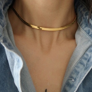 Collar de cadena de serpiente minimalista de acero inoxidable chapado en oro de 18 quilates con diseño de espiga para mujer, joyería geométrica plana y moderna - Product Image 5