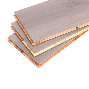 Revêtement <span class=keywords><strong>de</strong></span> <span class=keywords><strong>sol</strong></span> moderne <span class=keywords><strong>imitation</strong></span> <span class=keywords><strong>bois</strong></span> pour espaces publics et commerciaux, testé DIN 51130 R9 pour une résistance au glissement améliorée et une marche plus sûre. - Product Image 4