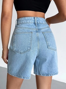Pantalon décontracté élégant en jean bleu clair délavé, longueur genou, taille haute, tissu extensible, design taille croisée, coupe jambe extensible, été - Product Image 3
