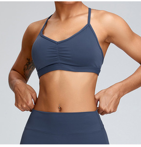 Soutien-gorge de sport rembourré à col en V froncé et dos croisé pour femme, séchage rapide, pour yoga, entraînement et course à faible impact – Vente en gros - Product Image 4