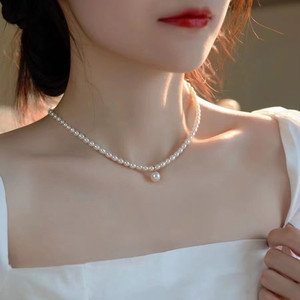 สร้อยคอมุกทรงกลมสีลูกกวาดธรรมชาติ ขนาด 8-9 มม. ทันสมัยและมีตำหนิเล็กน้อย แต่แต่ละชิ้นมีเอกลักษณ์เฉพาะตัว - Product Image 2