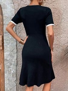 <span class=keywords><strong>Robe</strong></span> moulante élégante <span class=keywords><strong>noire</strong></span> taille haute avec fente et détails contrastants blancs, manches courtes, en maille, lavable, infroissable, longueur midi, pour soirée ou tenue décontractée - Product Image 4