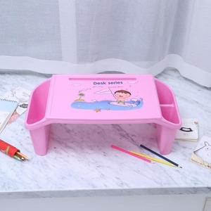 Mesa de estudio de plástico para niños, mesa pequeña de plástico PVC con ranura para tarjeta de ordenador y portavasos - Product Image 3