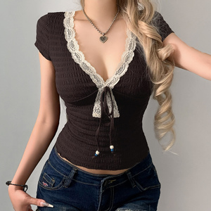 T-shirt d'été tricoté à manches courtes pour femme, col en V vintage, avec empiècements en dentelle, détail noué sur le devant, plissé texturé, écologique et décontracté - Product Image 5