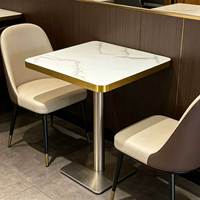 Table à manger carrée en pierre frittée, base en acier inoxydable brossé, fabrication OEM, pour restaurants, hôtels, cafés, usage commercial.