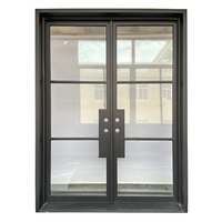 Porte d'entrée élégante en acier, fabriquée à la main en France, avec double vitrage trempé, poignées dorées pour une isolation acoustique, ouverture manuelle