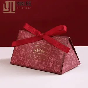 बायोडिग्रेडेबल कस्टम लोगो फोल्डिंग शादी साथी उपहार बॉक्स हस्तनिर्मित पेपर बॉक्स त्रिकोण कैंडी बॉक्स
